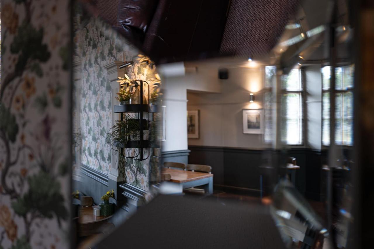 Отель The World'S End - Northampton Ecton Экстерьер фото